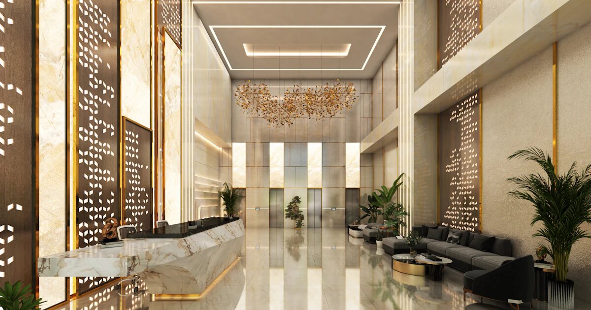 Lobby de hotel com balcão de recepção e área de estar.