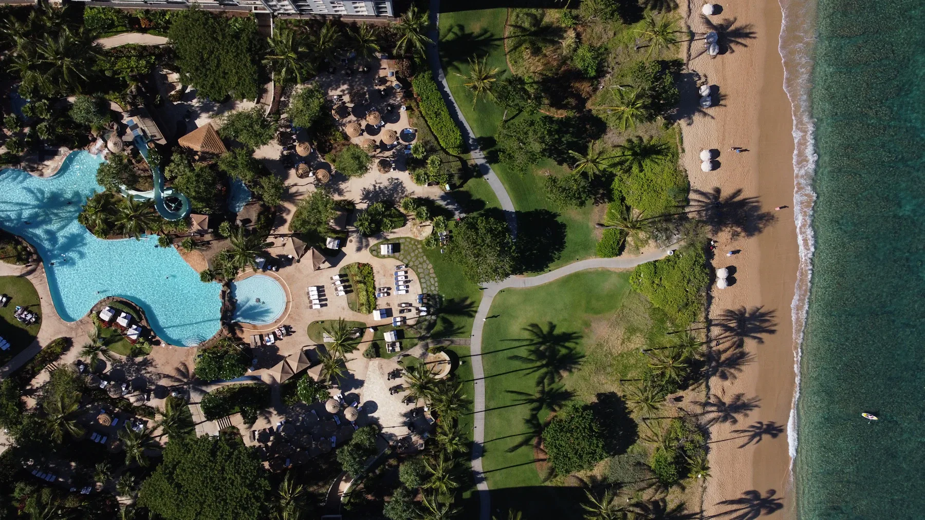 Resort à beira-mar em Kaanapali, Havaí, com piscinas e jardins.