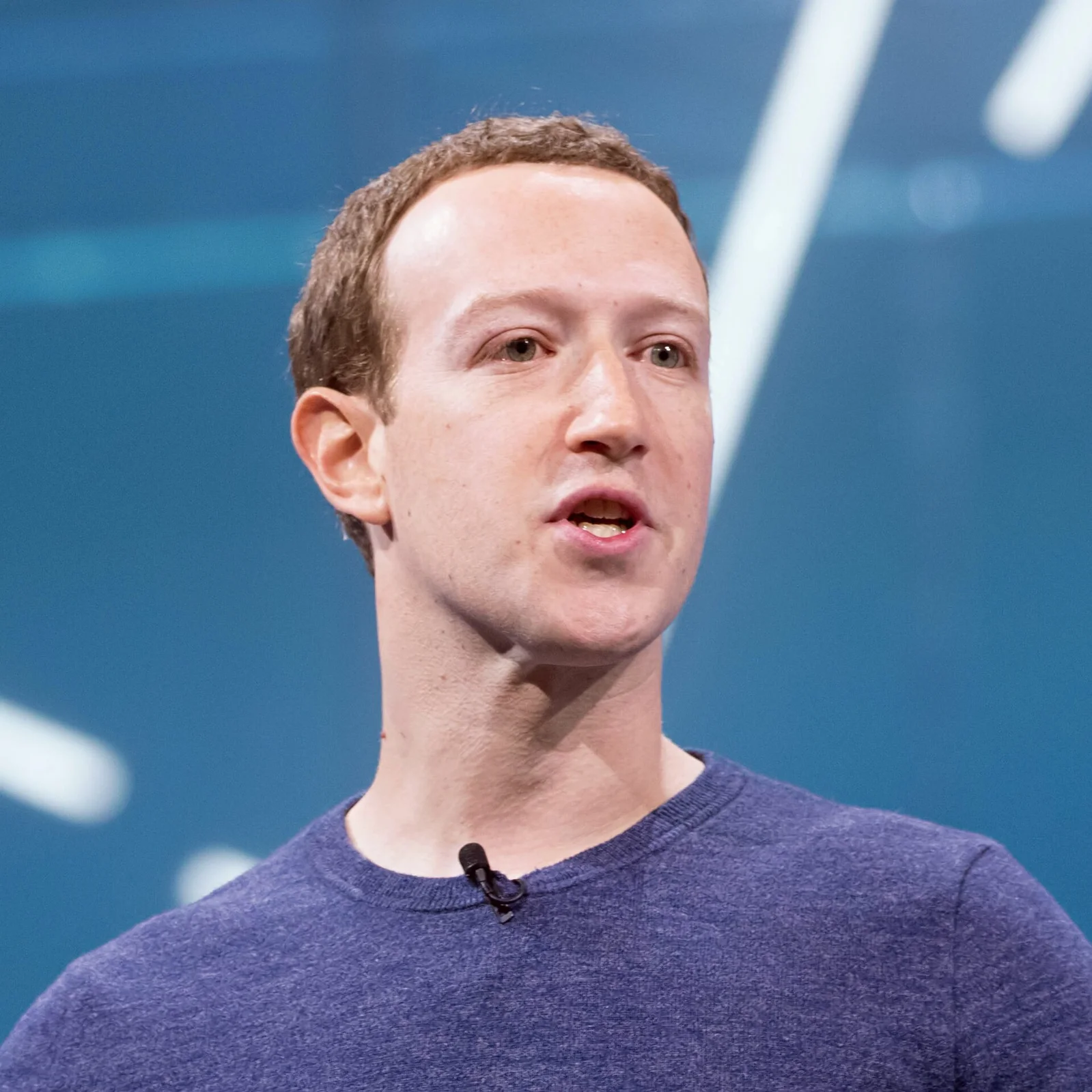 Mark Zuckerberg fala no palco da conferência F8, diante de um fundo azul